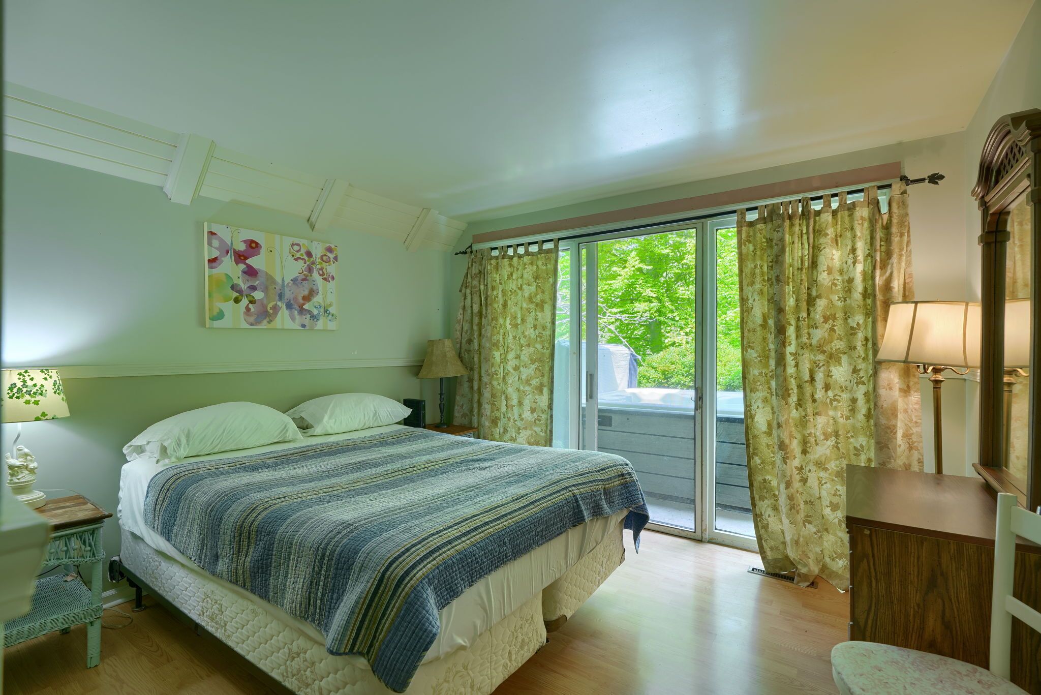 2 多间卧室、免费 WiFi、床单