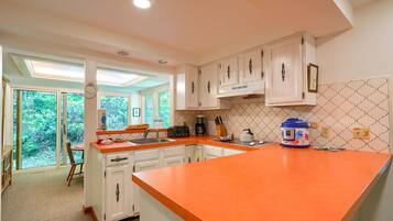 Coffee/tea maker, fridge, microwave, oven