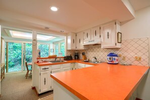 Coffee/tea maker, fridge, microwave, oven