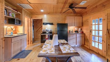 Kühlschrank, Mikrowelle, Wasserkocher mit Kaffee-/Teezubehör, Toaster