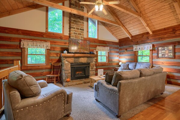 TV, fireplace, DVD player - Chickasaw in Hocking Hills (Logan)