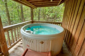Outdoor spa tub - Cherokee in Hocking Hills (Logan)