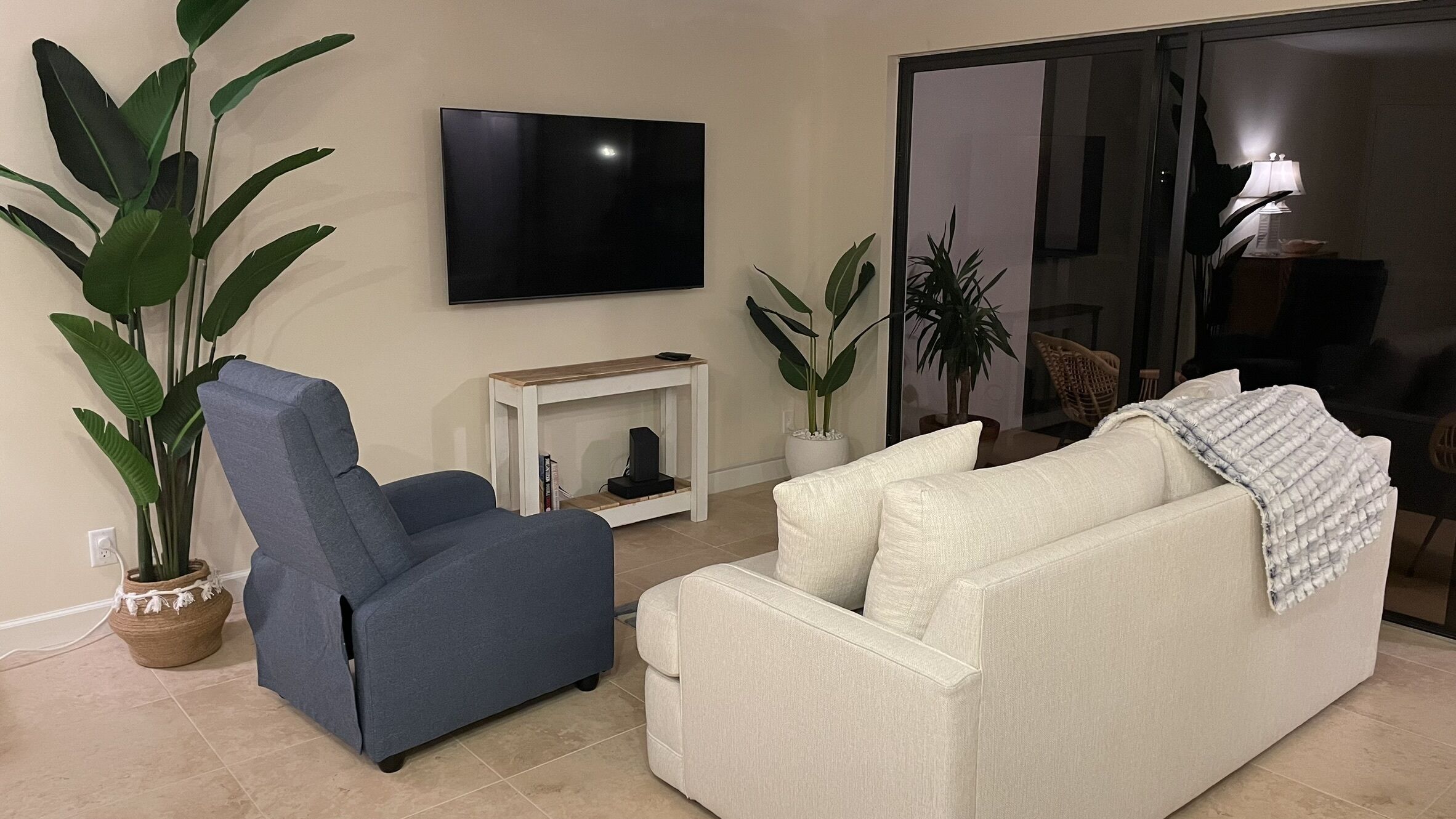 Cozy, newly furnished condo walking distance to Jupiter beach with pool.