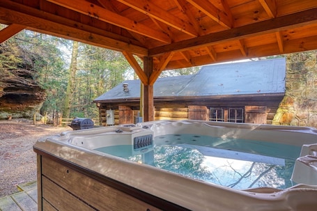 Outdoor spa tub. Russell Cabin in Hocking Hills