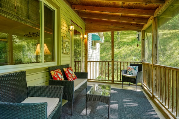 Terrace/patio - Hillside Hideaway in Hocking Hills (Logan)