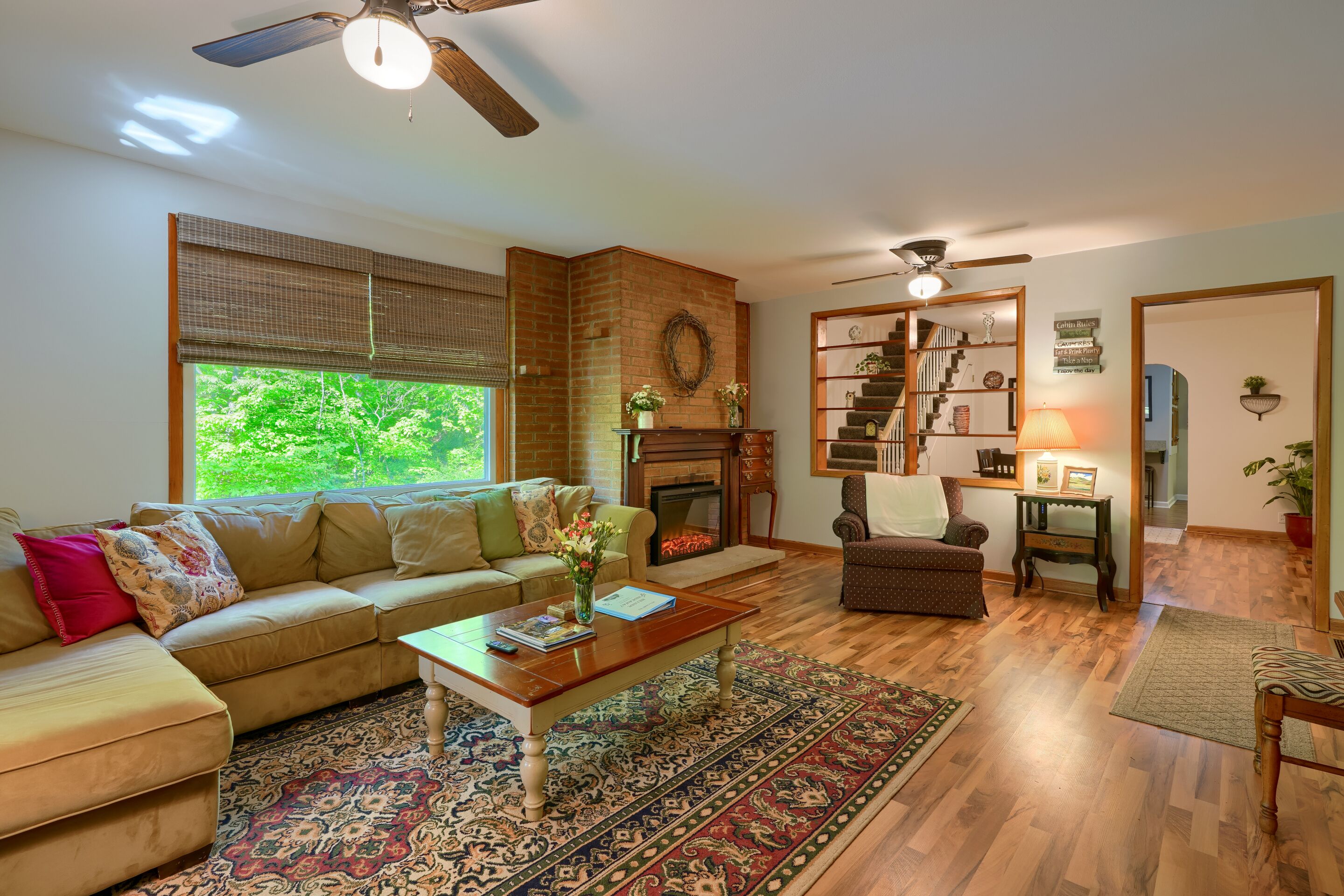 TV, lettore DVD, libri, videoteca