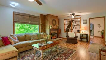 Tv, dvd-spelare, böcker och ett filmbibliotek