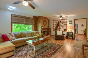 TV, DVD player, books, video library - Hillside Hideaway in Hocking Hills (Logan)