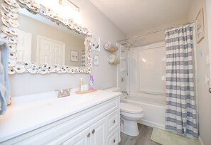 Hair dryer, bidet, towels, soap - Family Friendly Beach Bungalow 2 blocks to beach, minutes from Hampton U & LAFB (Hampton)