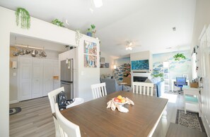 Dining - Family Friendly Beach Bungalow 2 blocks to beach, minutes from Hampton U & LAFB (Hampton)