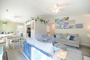 Smart TV, chimenea, videojuegos, libros