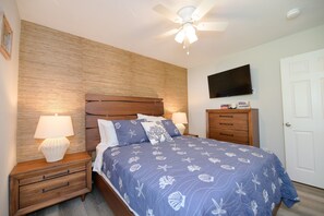 3 soverom, skrivebord, strykejern/-brett og reiseseng for barn