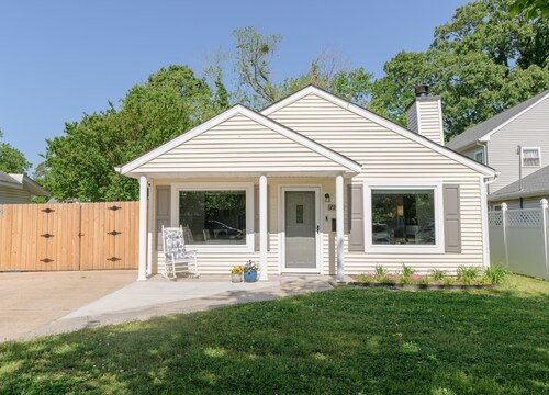 Family Friendly Beach Bungalow 2 blocks to beach, minutes from Hampton U & LAFB