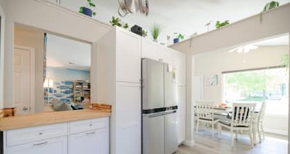 Family Friendly Beach Bungalow 2 blocks to beach, minutes from Hampton U & LAFB