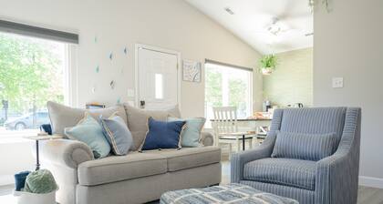 Family Friendly Beach Bungalow 2 blocks to beach, minutes from Hampton U & LAFB
