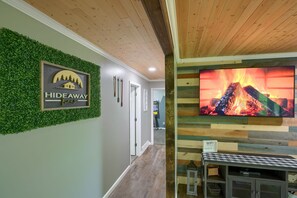 Interior - Hideaway Pines Cabin (Logan)