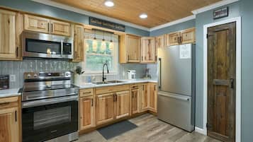 KylskÄp, mikrovÄgsugn, ugn och spishÀll