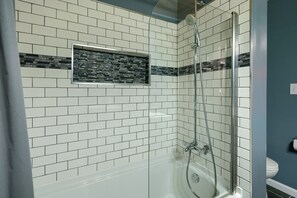 Shower, towels - Hideaway Pines Cabin (Logan)