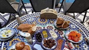 Daily buffet breakfast for a fee - Riad Chorroq  (Taouz)