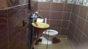 Chambre Premier double | Salle de bain | Douche, serviettes fournies