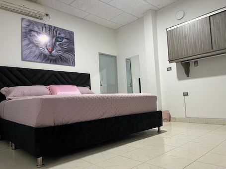 Deluxe Room. COOL HOUSE