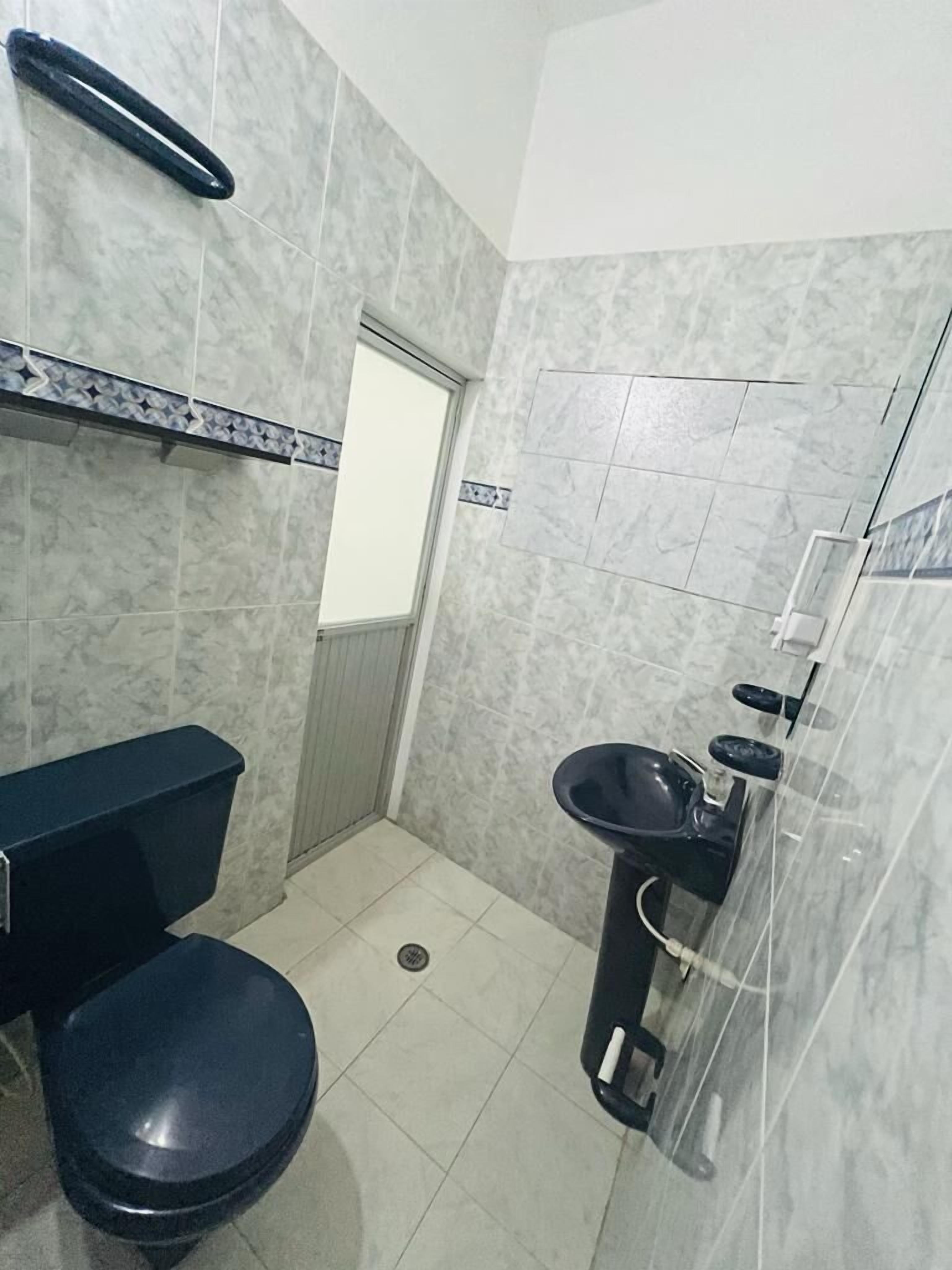 Habitación básica doble | Baño | Artículos de higiene personal gratuitos, toallas, jabón y champú