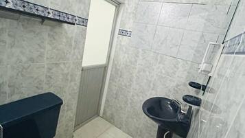 Habitación básica doble | Baño | Artículos de higiene personal gratuitos, toallas, jabón y champú
