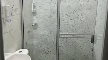 Chambre Confort | Salle de bain | Articles de toilette gratuits, serviettes fournies, savon, shampoing