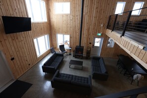 Een smart-tv, een open haard en een tafeltennistafel