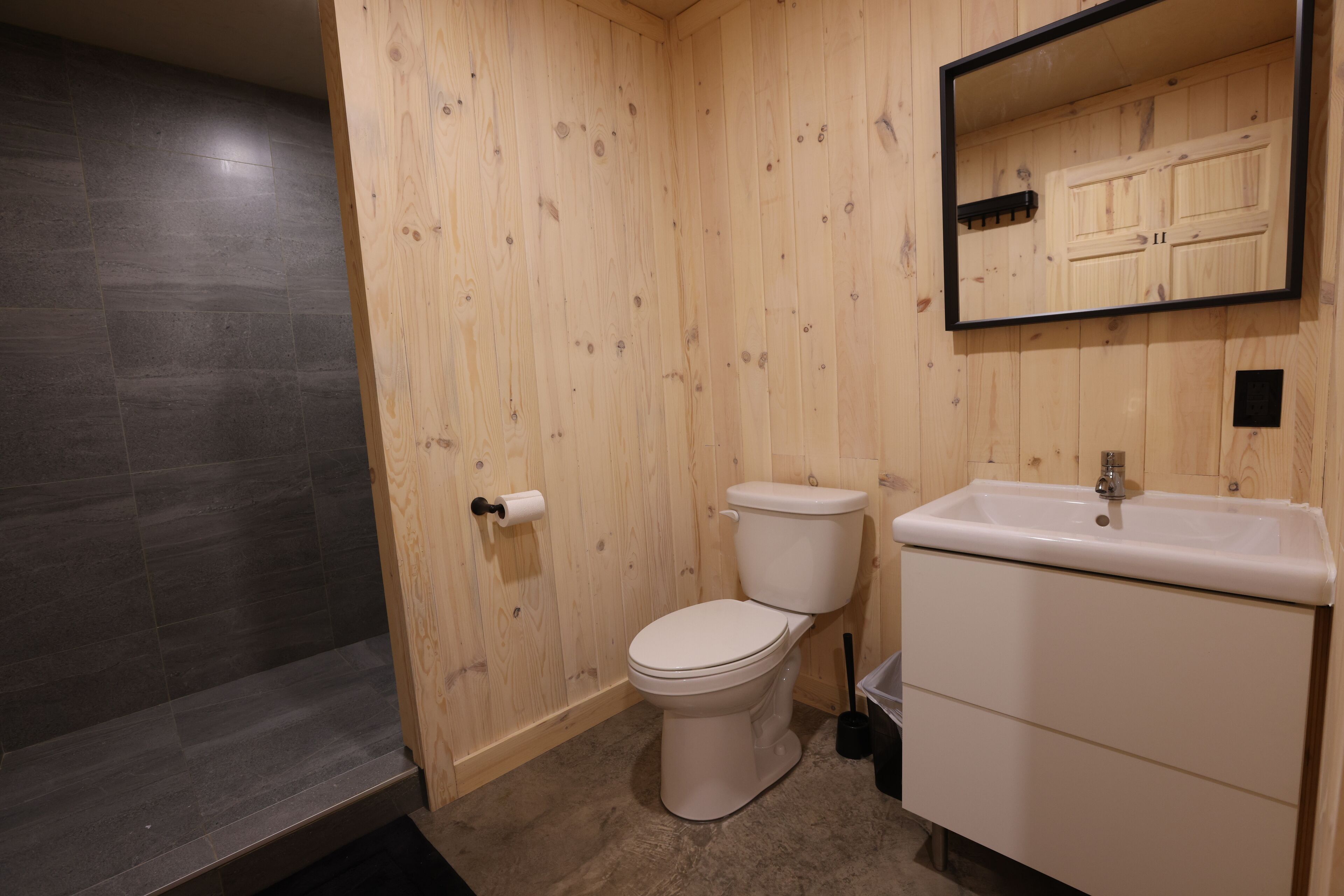 シャワー、タオル、トイレットペーパー