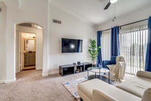 Smart TV - Luxury 2 Bed Room Apt- Home away from Home (Austin)