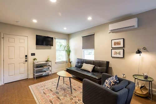 Boho Groove - urban studio with relaxing backyard