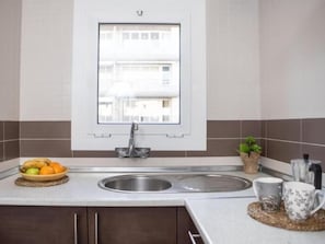 Fridge, microwave, coffee/tea maker, cookware/dishes/utensils - APCOSTAS Tropik / a bedrooms (L'Estartit)