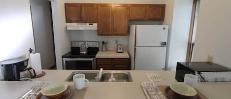 Een koelkast, een microgolfoven, een oven, een kookplaat