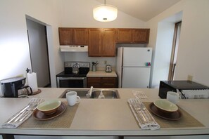 Fridge, microwave, oven, stovetop - The Loft on Lundy | Short North Arts District (Columbus)