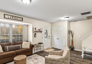 Smart TV, fireplace - Spacious Townhome near Lake Norman in fantastic neighborhood (Cornelius)