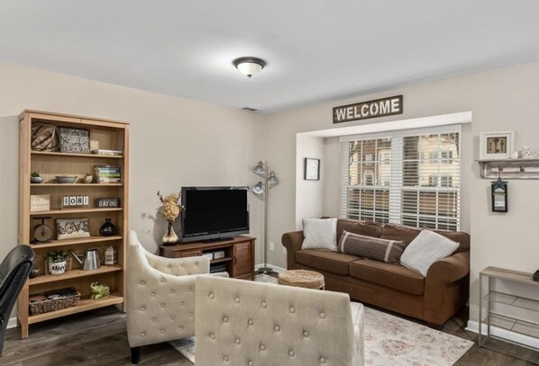 Smart TV, fireplace - Spacious Townhome near Lake Norman in fantastic neighborhood (Cornelius)