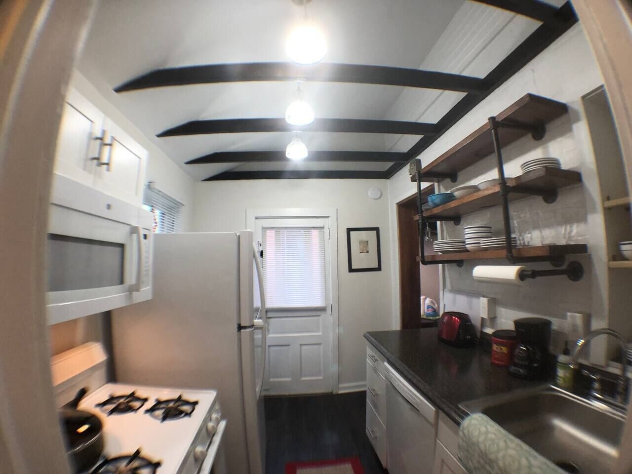 Cafetera y tetera, refrigerador, microondas y horno 