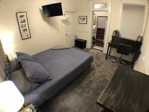 1 slaapkamer, een bureau, een strijkplank/strijkijzer, wifi