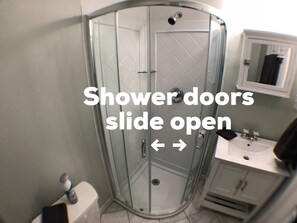 Douche, sèche-cheveux, serviettes fournies