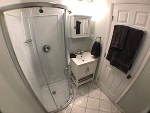 Dusche, Haartrockner, Handtücher