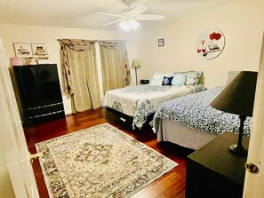 5 quartos, cofres nos quartos, escrivaninha