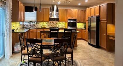 Gurnee home with King Queen beds for Vacations,six flags Celebrate Eid, Navy GL