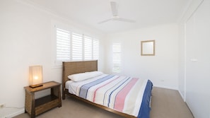 4 bedrooms, iron/ironing board, free WiFi, bed sheets - WHALESONG, TOP NOTCH (NEW BRIGHTON)