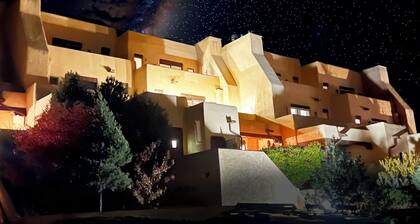 Queen adobe studio with full kitchen, in-unit washer/dryer & fireplace. Private balcony + valley views. 15 min to Taos Ski Valley · 5 to Arroyo Seco. Sleeps 2.