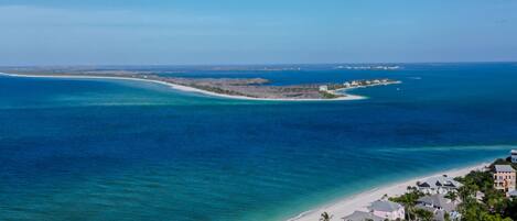 Chaises longues, serviettes de plage
