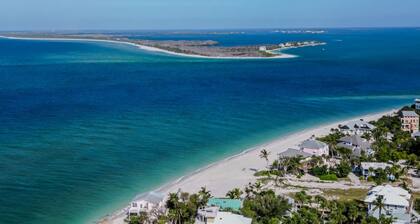 Casa Palma Hideaway! 4BD/3BA, Pool, Golf Cart,Outdoor Kitchen, Boat Slip + More!