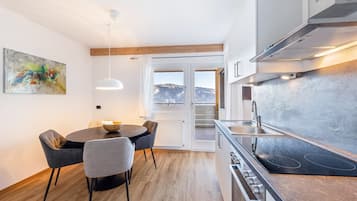 Fridge, oven, stovetop, coffee/tea maker