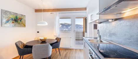 Refrigerador, horno, parrilla de estufa y cafetera y tetera