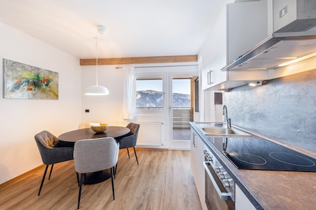 Fridge, oven, stovetop, coffee/tea maker. Apartment 'Appartement Annie' with Mountain View, Balcony and Wi-Fi